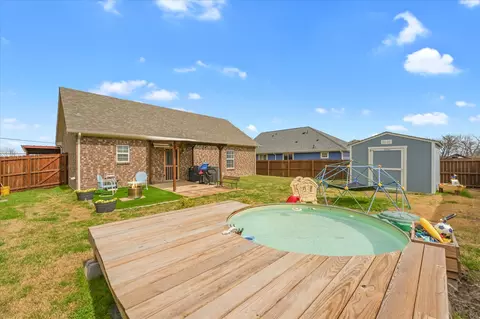 Exterior - 102 E Willow St, Sanger, TX 76266 photo 4 of 8