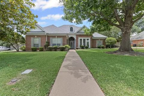 1104 Cherrywood Dr, Cleburne, TX 76033