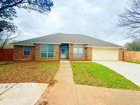 2201 Greendale Ct, Bedford, TX 76022