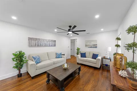 2945 Healey Dr, Dallas, TX 75228