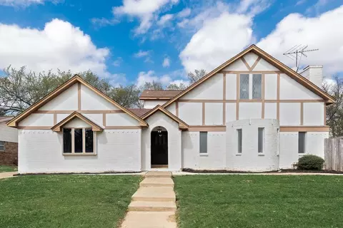 2225 Park Hill Dr, Arlington, TX 76012