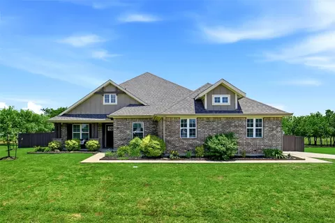5013 Diamond Dr, Sanger, TX 76266