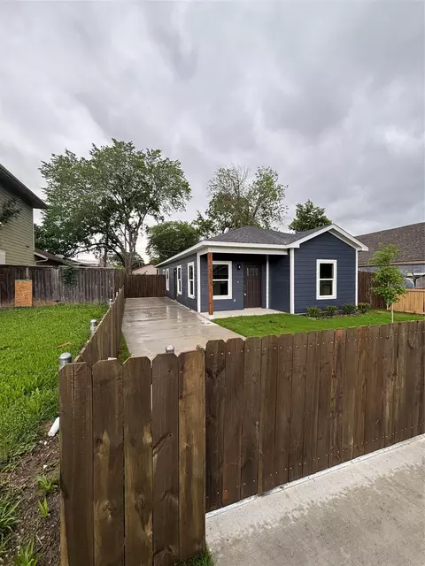 1005 E Tucker St, Fort Worth, TX 76104