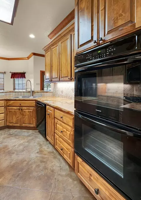 Kitchen - 1609 Southern Vw, Lorena, TX 76655 photo 4 of 4