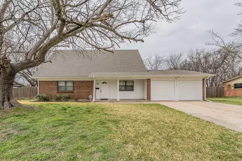 6732 Plantation Rd, Forest Hill, TX 76140