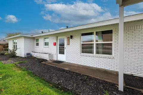 7436 Bridges Ave, Richland Hills, TX 76118