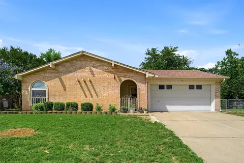 1004 Gladstone Ave, Azle, TX 76020