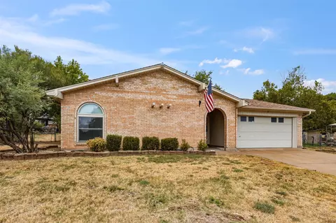 1004 Gladstone Ave, Azle, TX 76020