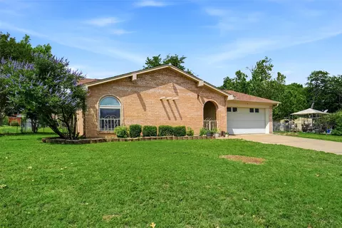 1004 Gladstone Ave, Azle, TX 76020