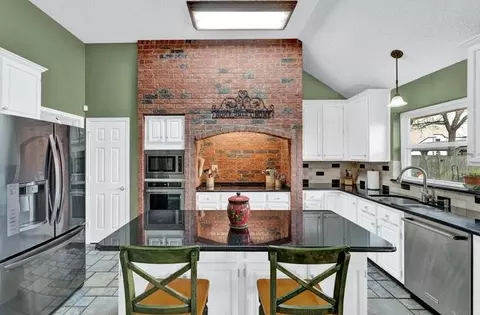 Kitchen - 504 Anthony Dr, Euless, TX 76039 photo 3 of 4
