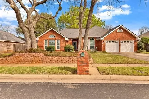 Exterior - 504 Anthony Dr, Euless, TX 76039 photo 2 of 7