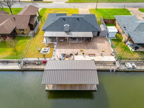 306 Tahiti Dr, Granbury, TX 76048