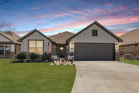 141 Maverick Ln, Pilot Point, TX 76258