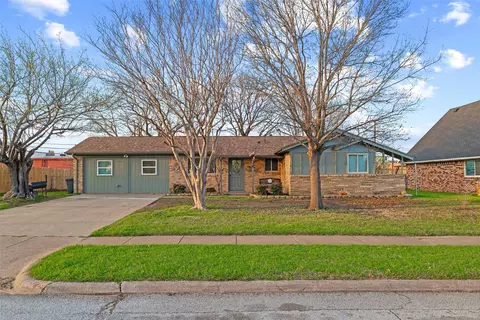 614 Greenbrook Ln, Grand Prairie, TX 75052