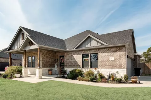 327 Lovers Ln, Terrell, TX 75160