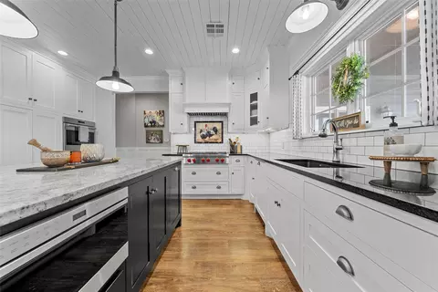 Kitchen - 2045 Iron Bridge Rd, Lorena, TX 76655 photo 4 of 4