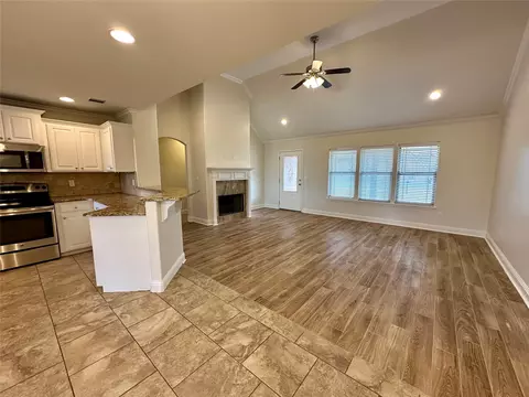 Living - 198 Bent Tree Loop, Haughton, LA 71037 photo 2 of 4