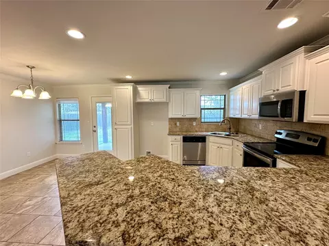 Kitchen - 198 Bent Tree Loop, Haughton, LA 71037 photo 2 of 2