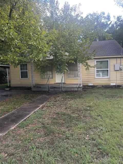 1016 N Howeth St, Gainesville, TX 76240