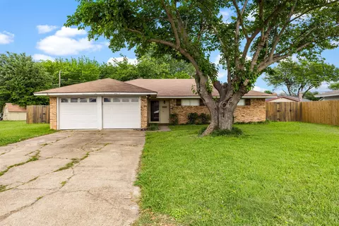 1705 Santa Clara Ct, Grand Prairie, TX 75051