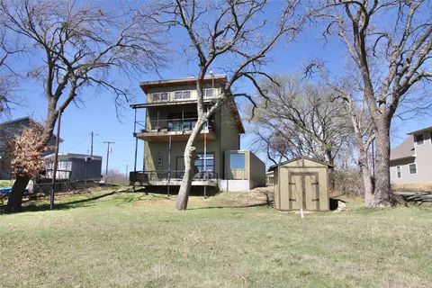 78 Park Ln, Gainesville, TX 76240