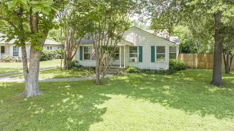 Exterior - 412 Iris Dr, Irving, TX 75061 photo 4 of 9
