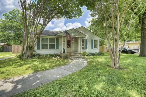 Exterior - 412 Iris Dr, Irving, TX 75061 photo 3 of 9