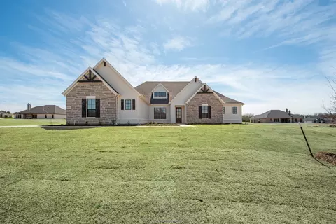 1435 Julian Dr, Van Alstyne, TX 75495