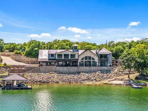 212 Hilltop Dr, Gainesville, TX 76240