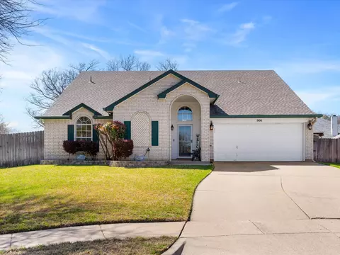 900 Fenway Ln, Saginaw, TX 76179