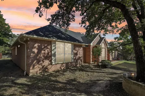 516 Shady Oaks Trl, Burleson, TX 76028