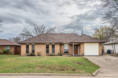 302 West Ct, Glenn Heights, TX 75154