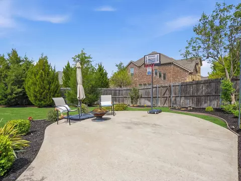 Exterior - 800 River Oak Ave, Euless, TX 76039 photo 5 of 6