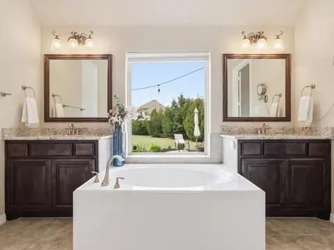 Bath - 800 River Oak Ave, Euless, TX 76039 photo 2 of 6