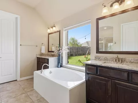 Bath - 800 River Oak Ave, Euless, TX 76039 photo 3 of 6