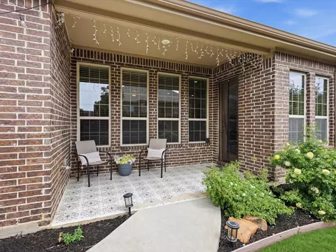 Exterior - 800 River Oak Ave, Euless, TX 76039 photo 2 of 6