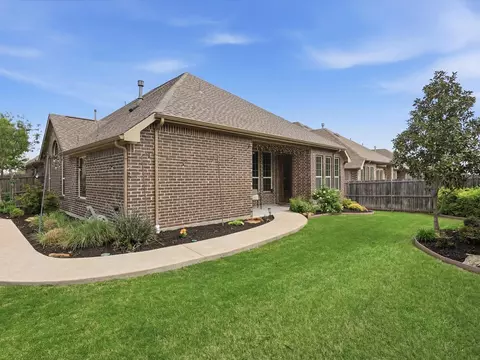 Exterior - 800 River Oak Ave, Euless, TX 76039 photo 3 of 6