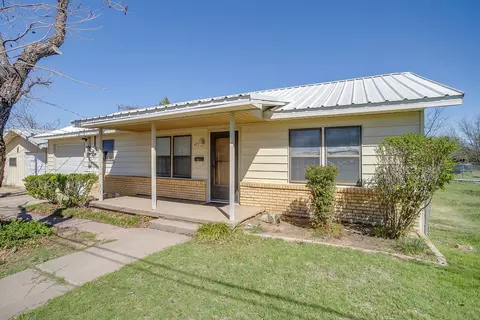 422 N 3rd St, Jacksboro, TX 76458