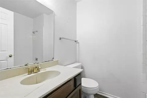 Bath - 910 Cedar Ter, Cedar Hill, TX 75104 photo 1 of 2