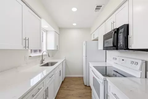 Kitchen - 910 Cedar Ter, Cedar Hill, TX 75104 photo 2 of 2