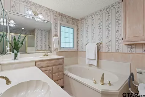 Bath - 1656 Pineview Ln, Hideaway, TX 75771 photo 2 of 4