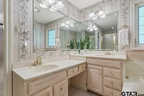 Bath - 1656 Pineview Ln, Hideaway, TX 75771 photo 3 of 4