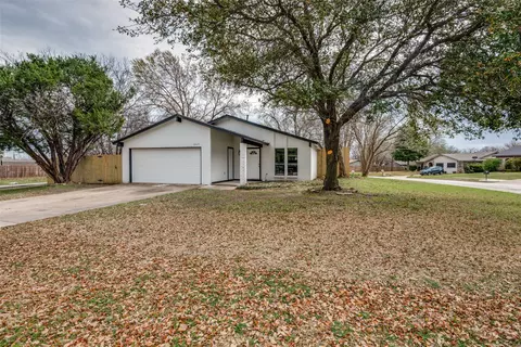845 Willow Cir N, Burleson, TX 76028