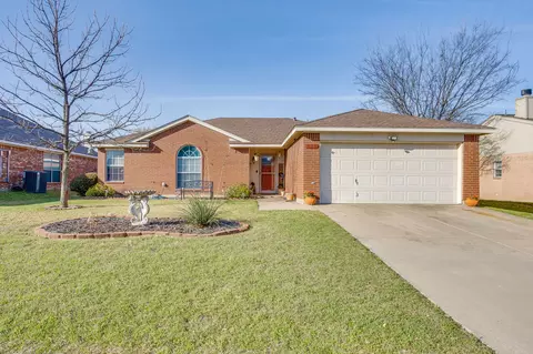 625 Creekview Dr, Burleson, TX 76028