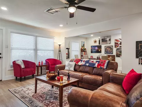 Living - 2800 Mckenzie Ave, Waco, TX 76708 photo 4 of 5