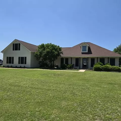 108 High Meadows Ct, Decatur, TX 76234