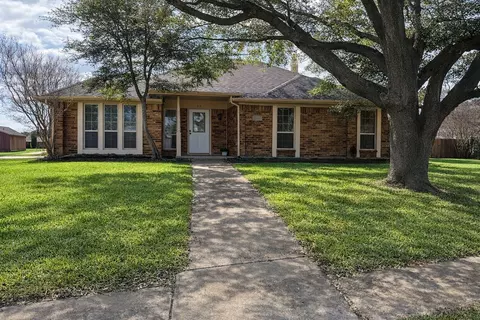 413 Kingsbridge Ct, Garland, TX 75040