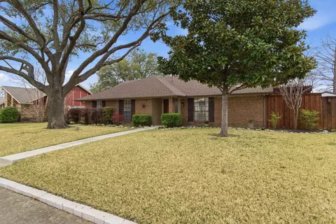 1936 Oakbluff Dr, Carrollton, TX 75007
