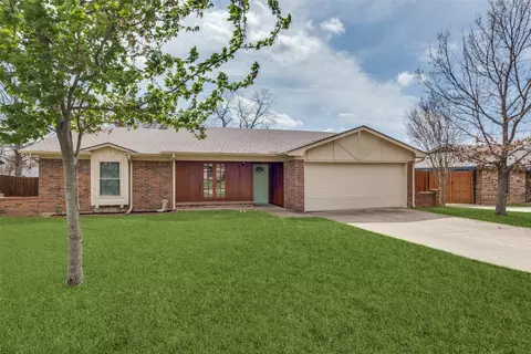 8600 Brookridge Dr, North Richland Hills, TX 76182