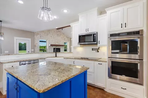 Kitchen - 516 Spring Town Rd, Van Alstyne, TX 75495 photo 2 of 4
